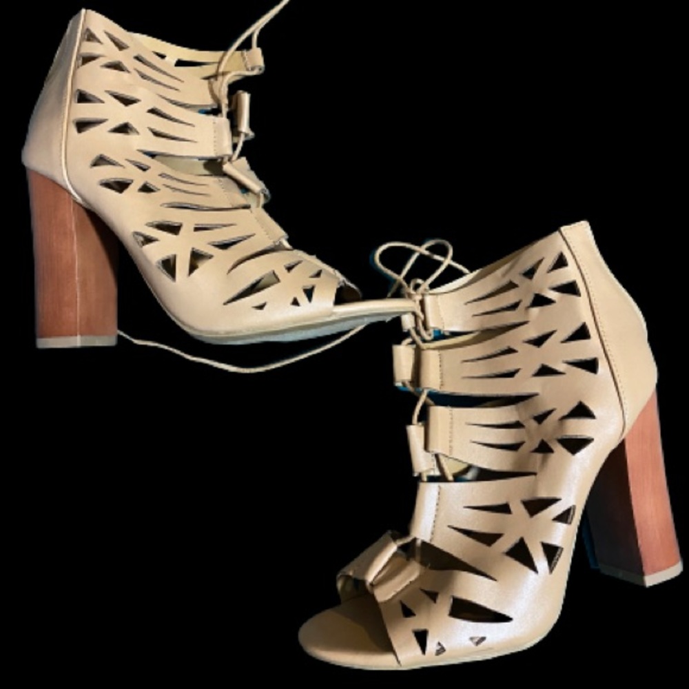 Lace-up chunky heel.